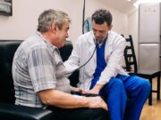 В чем преимущества вызова нарколога на дом