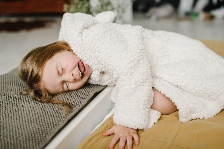 3-летняя девочка с редкой болезнью ест стекло, обои и мебель