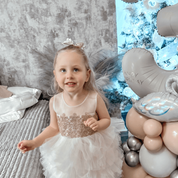 3-летняя девочка с редкой болезнью ест стекло, обои и мебель