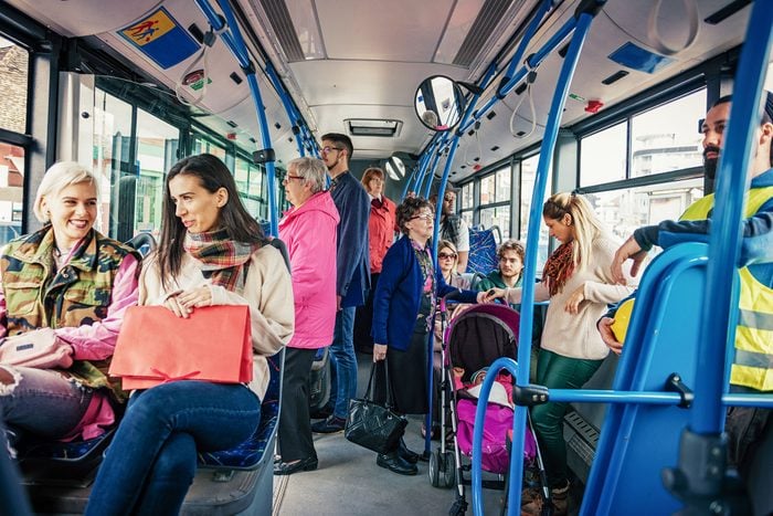 Дело и в этикете, и в безопасности: 10+ мест, в которых не стоит разговаривать по телефону