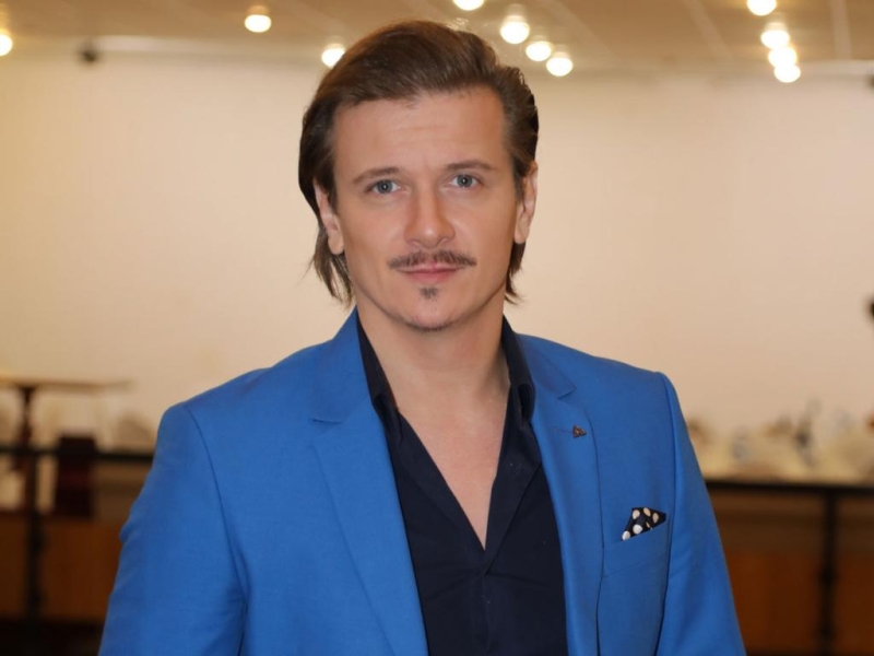 “Люди думают, что я баловень судьбы. Но в жизни я все достигал тяжелым трудом”: Глеб Матвейчук о любви к мюзиклам, патриотизме и долге