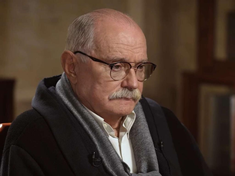 “Часто снимал актеров, когда они этого не знали”: Никита Михалков о фирменном приеме, отношениях с коллегами и закулисье своих фильмов