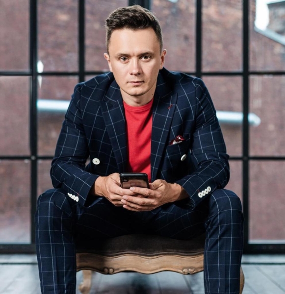 “Чтобы перезагрузиться, мне достаточно недели”: Илья Соболев о выгорании, процессе создания шутки и одержимости в творчестве