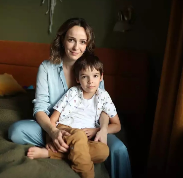 “Если хочешь быть востребованным, то забудь о всех своих проблемах”: Валерия Ланская о трудолюбии, актерском успехе и материнстве