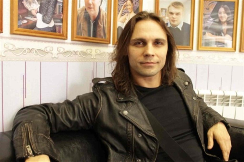 “Это что-то странное – именно этим я занимаюсь в профессии”: актер и режиссер Дмитрий Бозин о популярности сегодня, театре Романа Виктюка и возвращении “Мастера и Маргариты”