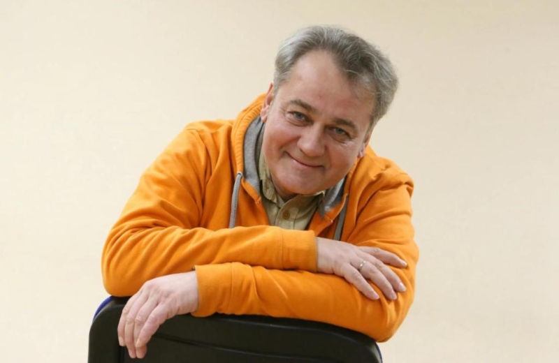 "Когда вместе работали, чуть не развелись": Сергей Барышев о написании сценариев с женой, романтике и сериале "Тайны следствия"