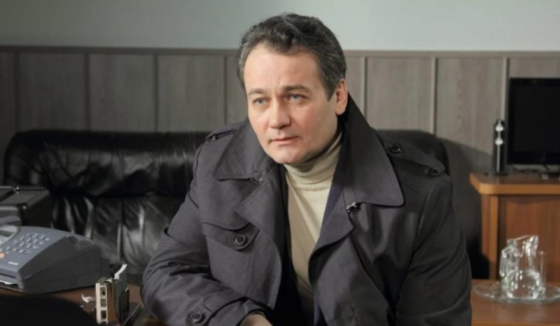 "Когда вместе работали, чуть не развелись": Сергей Барышев о написании сценариев с женой, романтике и сериале "Тайны следствия"