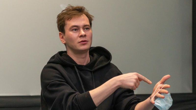 “Одиночество – это норма”: Вадик Королев о себе, своих персонажах и актуальности нового фильма “Фрау”