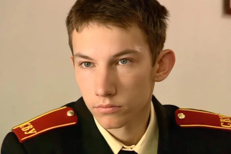 “Реальные суворовцы нас ненавидели”: Кирилл Емельянов о знаменитой роли в “Кадетстве”, ранней славе, театре и детстве