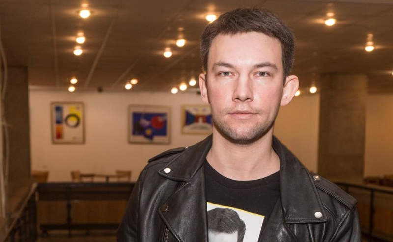“Реальные суворовцы нас ненавидели”: Кирилл Емельянов о знаменитой роли в “Кадетстве”, ранней славе, театре и детстве