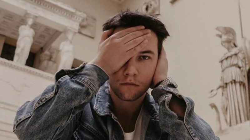 “Реальные суворовцы нас ненавидели”: Кирилл Емельянов о знаменитой роли в “Кадетстве”, ранней славе, театре и детстве