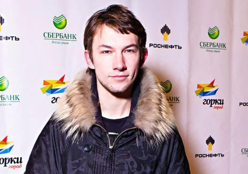“Реальные суворовцы нас ненавидели”: Кирилл Емельянов о знаменитой роли в “Кадетстве”, ранней славе, театре и детстве
