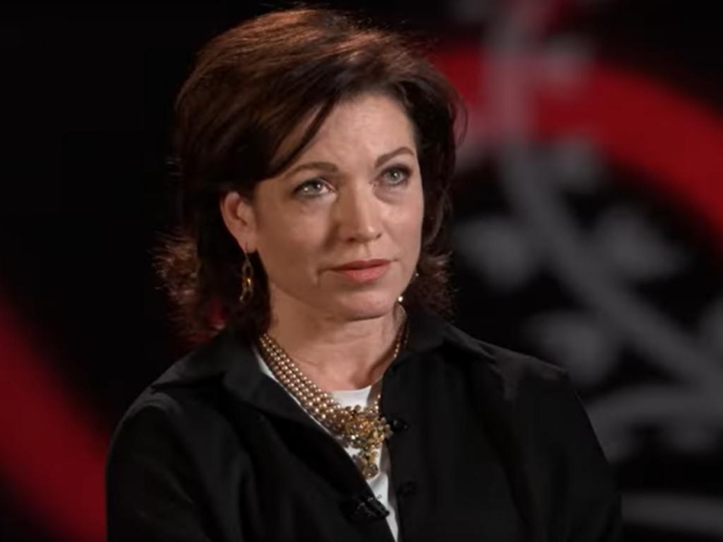 “От своей работы редко испытываю удовлетворение”: Алена Хмельницкая о ролях мамочек, отношениях с уехавшими коллегами и работе в “Ленкоме”