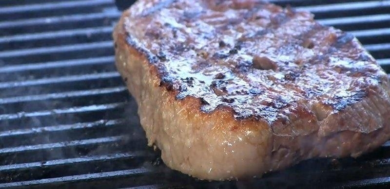 Почему добавка "мясной клей" запрещена в России и как она попадает в продукты