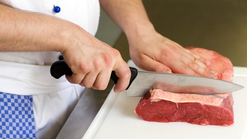 Почему добавка "мясной клей" запрещена в России и как она попадает в продукты
