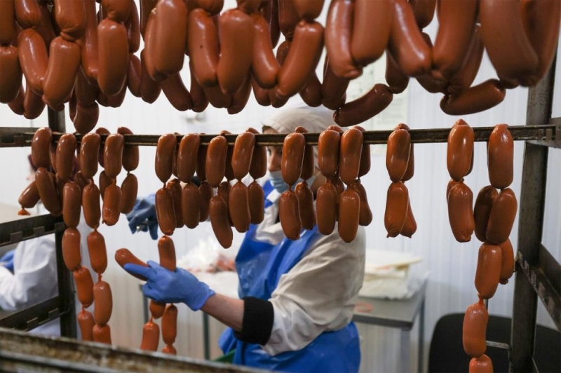 Почему добавка "мясной клей" запрещена в России и как она попадает в продукты
