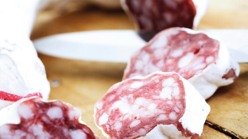 Почему добавка "мясной клей" запрещена в России и как она попадает в продукты