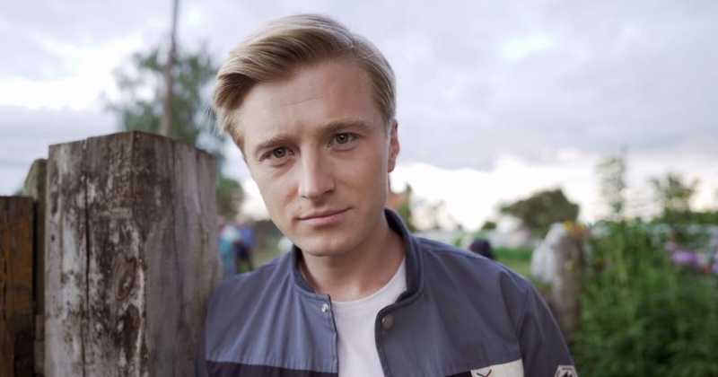 “Табаков подавал пример своим поведением на сцене и за кулисами”: Вячеслав Чепурченко о театральных лайфхаках, актерской импровизации и “Выжить в Дубае”