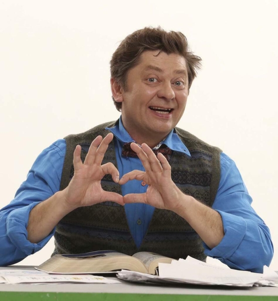 “Как любой актер, копирую какие-то яркие характерные жесты”: Дмитрий Брекоткин о предложениях сняться в кино, “Уральских пельменях” и сериале “Мама будет против”
