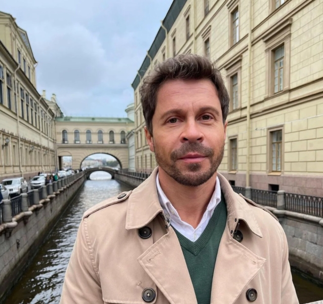 “Какое-то время было желание играть только негодяев”: Павел Деревянко о выборе ролей, секрете хорошей комедии и свежих проектах