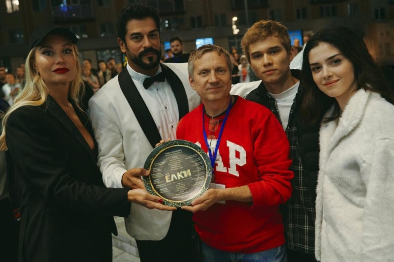 “Русская неподдельная доброта”: Бурак Озчивит о работе в России, “Елках 11” и отношении к Новому году