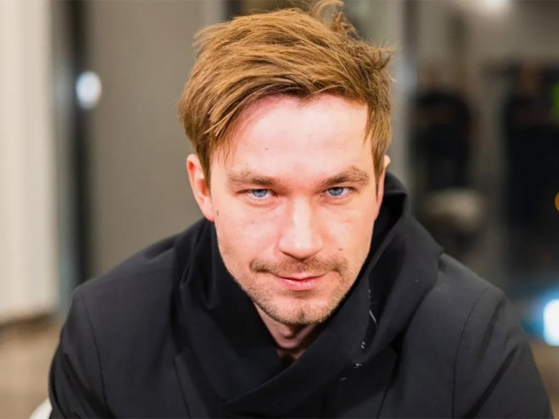 “Строю любовь”: Александр Петров о статусе супруга