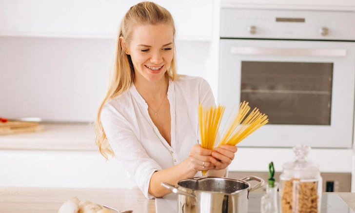 Если хотите вкусно поесть и укрепить кости: рецепт макарон с креветками и сыром