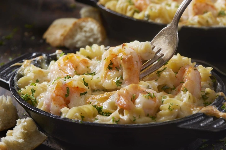 Если хотите вкусно поесть и укрепить кости: рецепт макарон с креветками и сыром