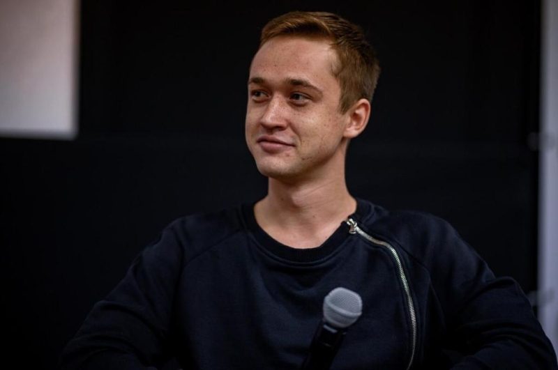 “Серьезная история”: Эльдар Калимулин о сериале “Аутсорс” и синдроме самозванца