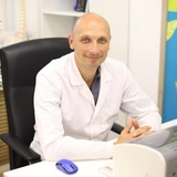 Когда можно сесть за руль авто после замены сустава, объяснил ортопед Семиченков