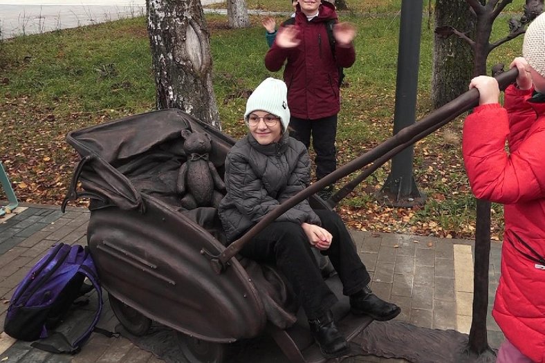 Бронзовый памятник легендарной гагаринской коляске: в ней снова "катают" детей