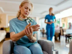 Если руки немеют во время сна: врач Танкаева рассказала, в чем могут быть причины