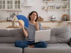 Как с гуся вода: у девушки с агрессивным гипергидрозом в день выделяется по 3 литра пота