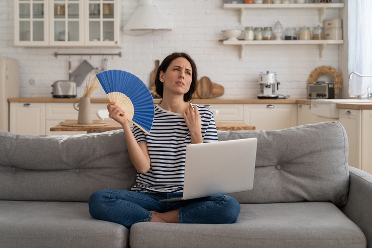 Как с гуся вода: у девушки с агрессивным гипергидрозом в день выделяется по 3 литра пота