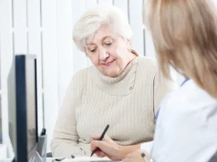 Лишает сна и покоя: 5 причин, почему появляется кожный зуд у людей старше 60 лет