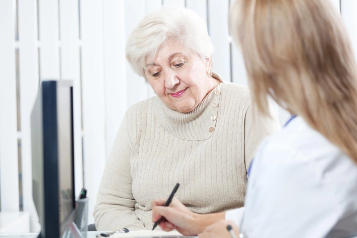 Лишает сна и покоя: 5 причин, почему появляется кожный зуд у людей старше 60 лет