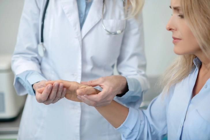 Названы симптомы смертельных болезней сердца и сосудов, которые можно случайно пропустить