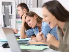 Не сидите так никогда: эта удобная поза губит ваши суставы и сосуды