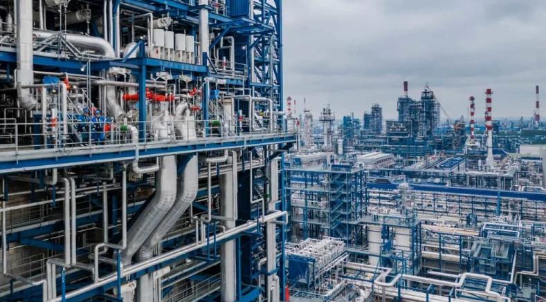 НПЗ разрешат добавлять этиловый спирт в бензин АИ-92, чтобы компенсировать нехватку топлива