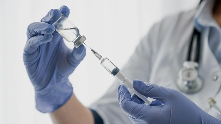 Одобрена первая в мире вакцина с однократным введением от опасной «костоломной лихорадки»