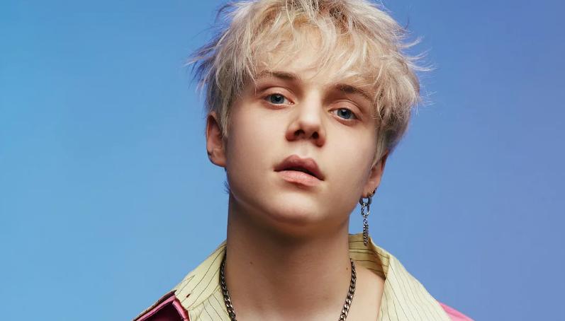 Почему 20-летнего певца Дмитриенко полюбили женщины в возрасте 30+