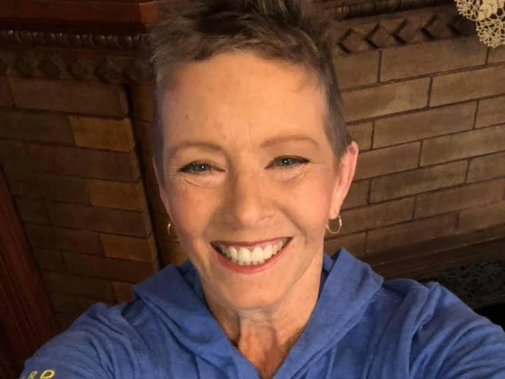 Рука раздулась и почернела: женщина показала жуткие последствия пореза обычным картоном