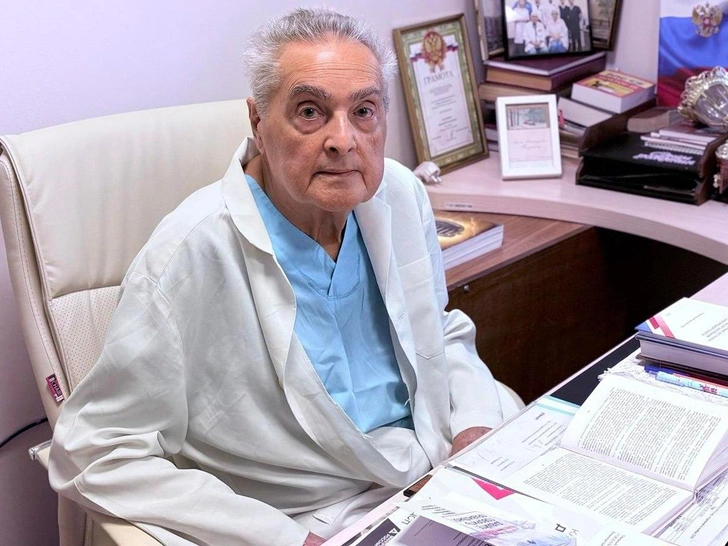 В 7.30 уже на работе: хирург с 60-летним стажем рассказал, как оставаться в форме до 85 лет