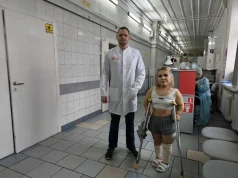 В НИИТО женщине-дюймовочке с редкой болезнью костей сделали ноги одной длины