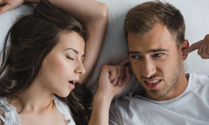 За языком следите! Врач показал 30-секундное упражнение, помогающее избавиться от храпа