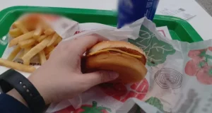 За кусочек огурца готова была убить: как я 5 дней питалась одним фастфудом