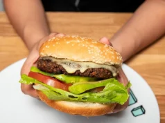 Зарегистрирована первая смерть от аллергии на мясо из-за укуса клеща. Погибший съел гамбургер