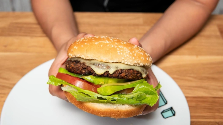 Зарегистрирована первая смерть от аллергии на мясо из-за укуса клеща. Погибший съел гамбургер