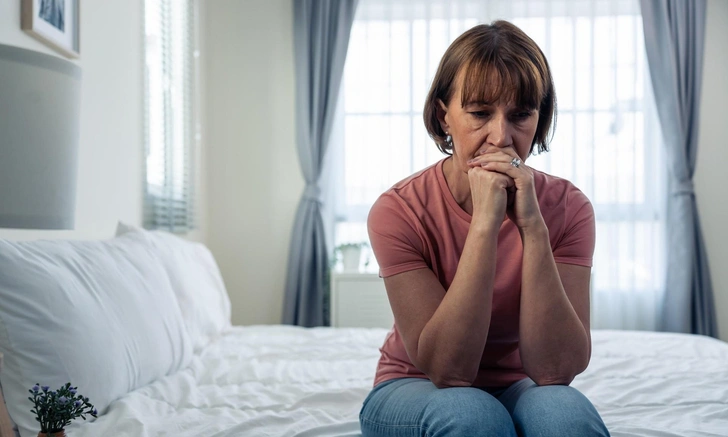 Женщина слышала голоса, боялась слежки и думала, что сходит с ума. Всему виной был ПМС