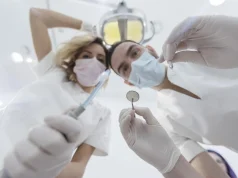 Зубная нить вместо шприца: врач Шипков рассказал про безболезненный метод вакцинации